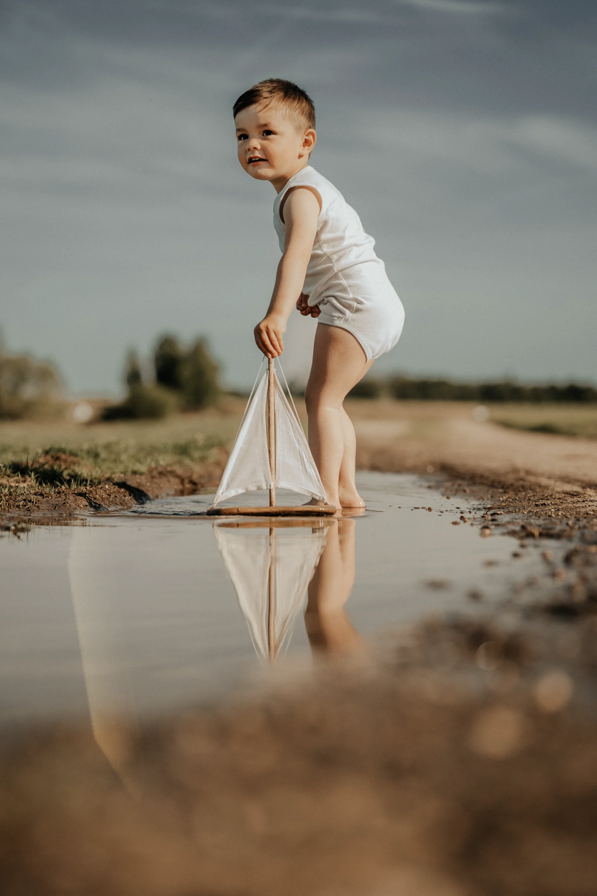Kinderfotografie, Junge mit Segelboot