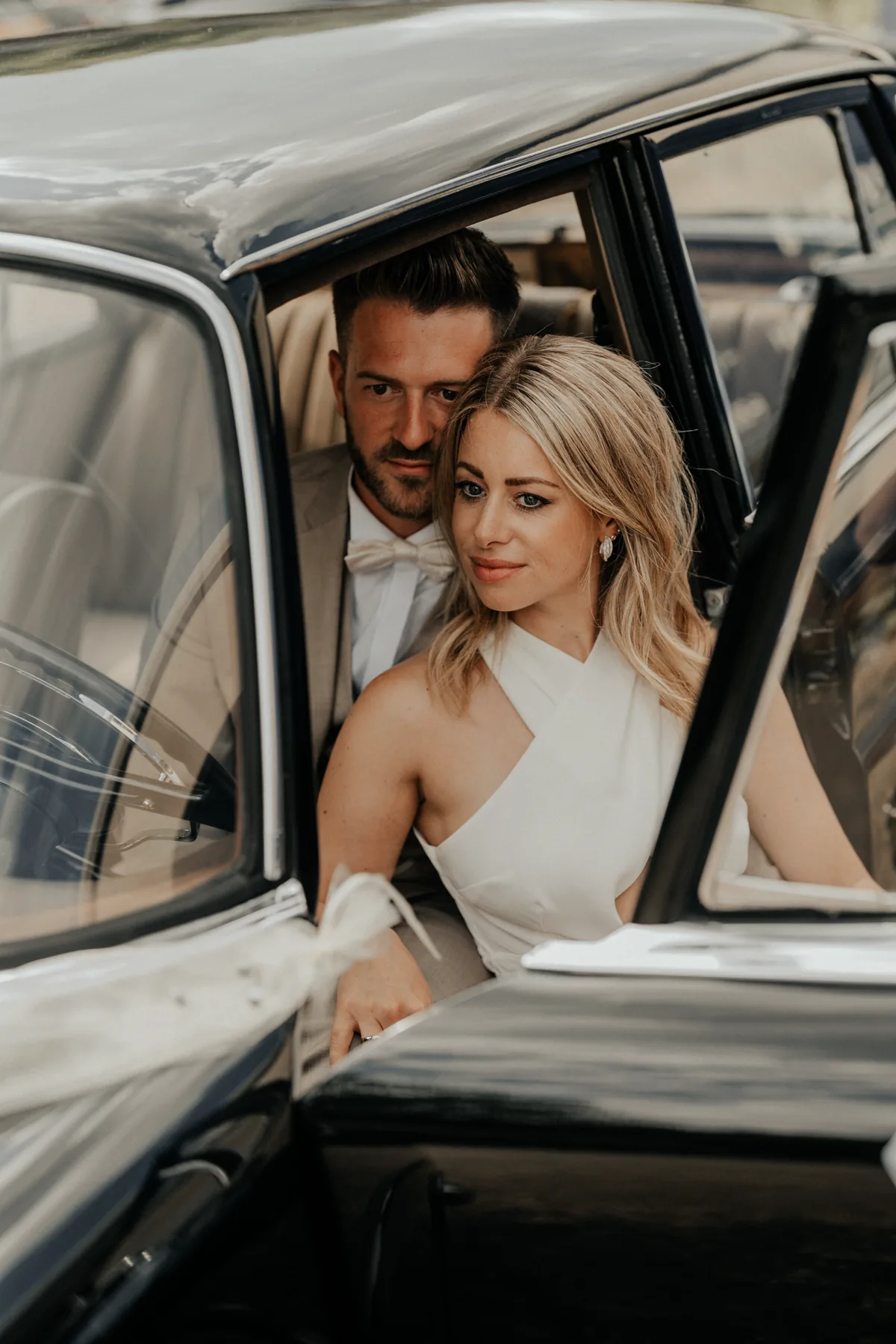 Hochzeitspaar im Oldtimer