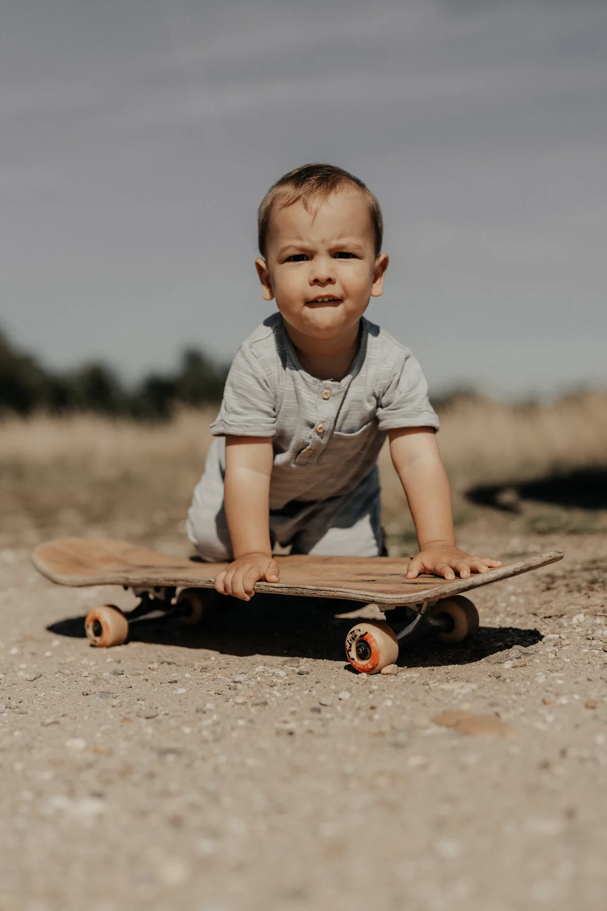 Junge mit Skateboard