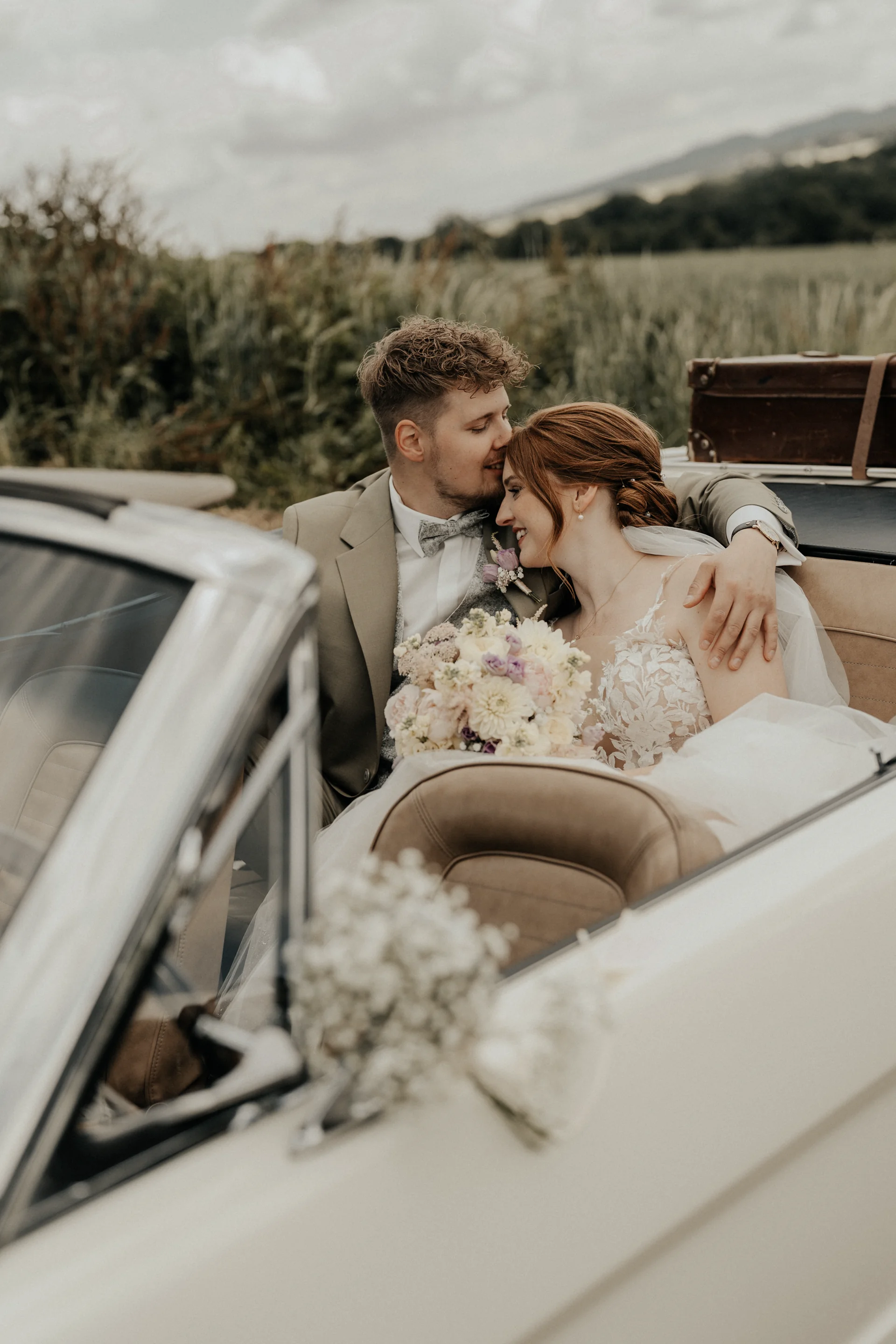 Hochzeitsfotografie, Brautpaar im Oldtimer