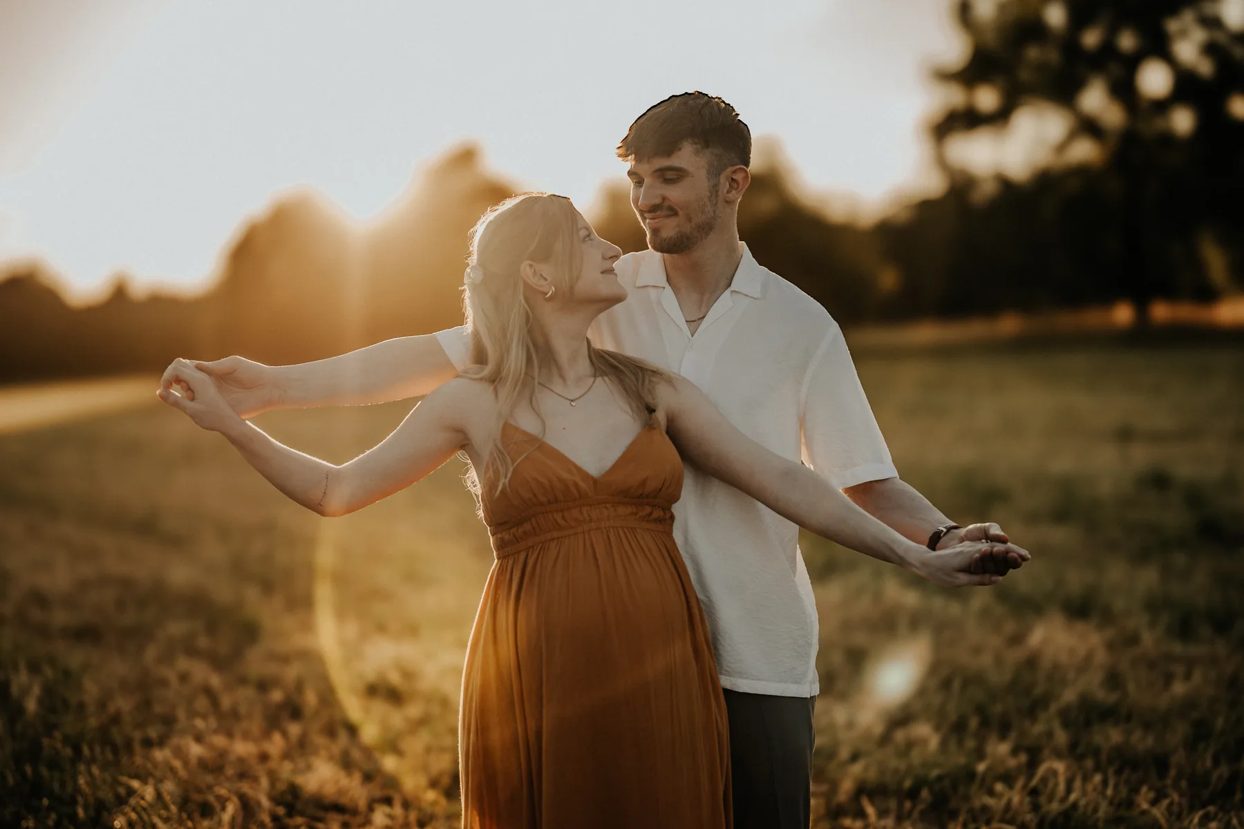 Babybauch-Fotografie, Paar im goldenen Abendlicht